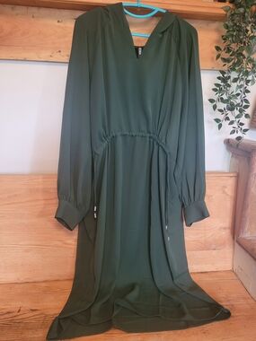 NWT Joelle Collection - Elegant Forest Green Long Sleeve Midi Dress